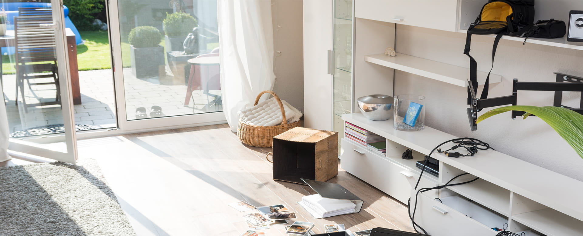 Huis waarvan de achterdeur openstaat, wat het risico op een woninginbraak verhoogt.
