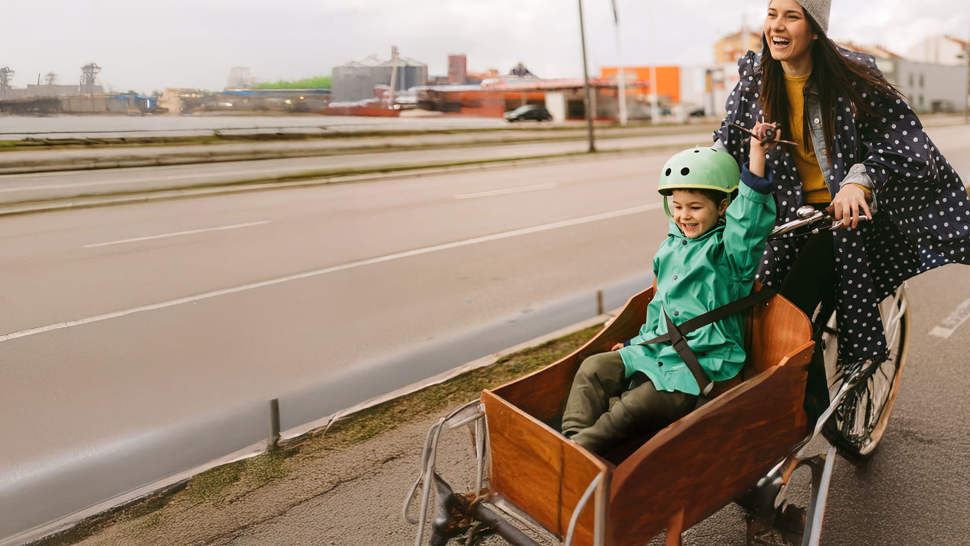 Vrouw en kind fietsen veilig dankzij de AXA Fietsverzekering.