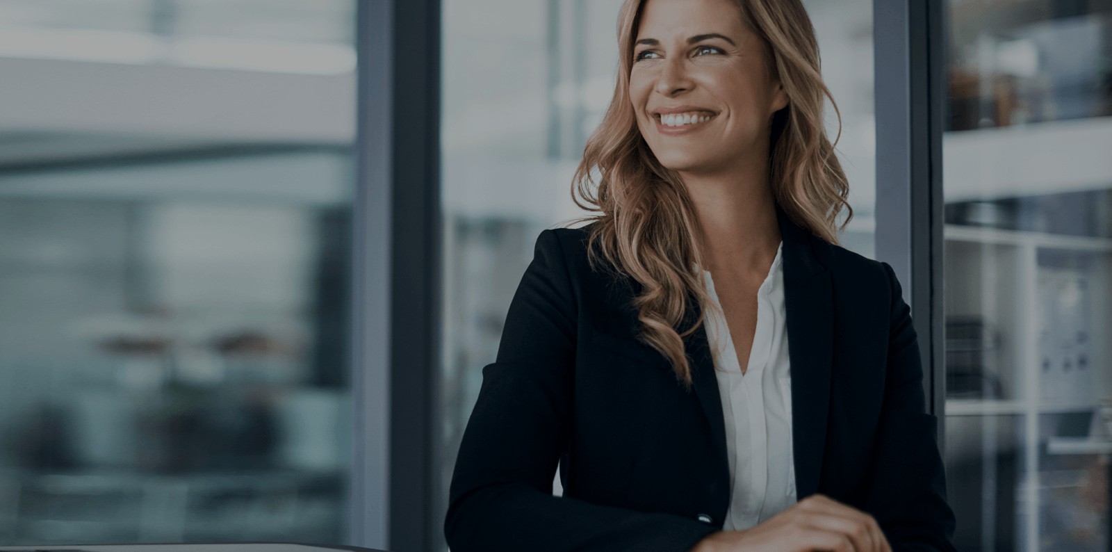 Femme souriante assurée par AXA