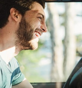Conducteur de voiture heureux