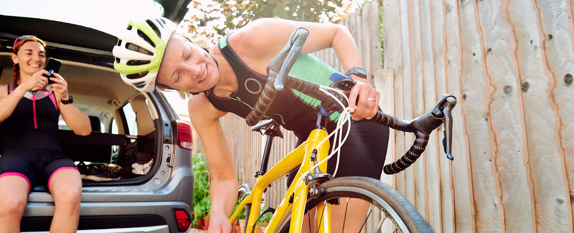 Vrouw met fietshelm is tevreden over haar nieuwe fiets