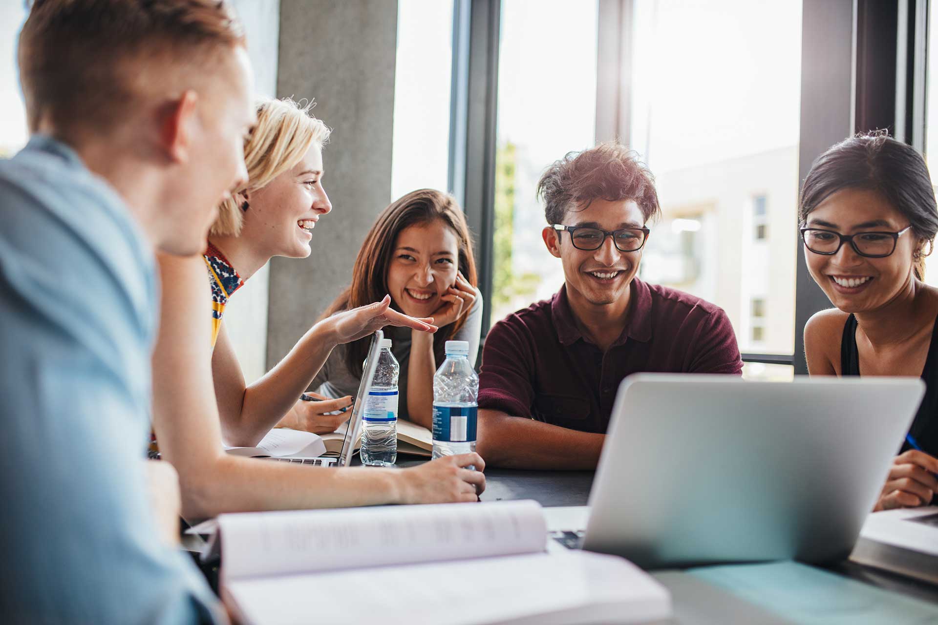 Studenten praten over studeren in het buitenland en Erasmusverblijven