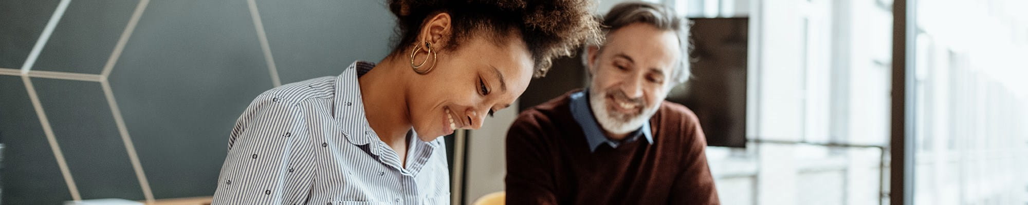 Een vrouw bespreekt met haar verzekeringstussenpersoon hoe ze de dekkingen van haar verzekeringscontract kan wijzigen.