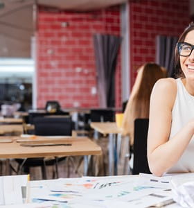 Onderneemster die de strategie voor haar sociale media uitwerkt