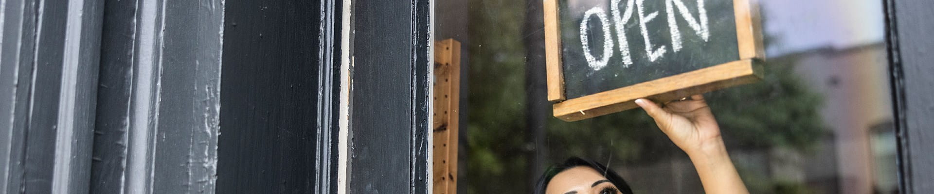 Vrouw opent haar onderneming met een gerust gemoed omdat ze een goede brandverzekering heeft
