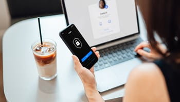 Femme qui se connecte à son ordinateur pour se renseigner sur le RGPD.