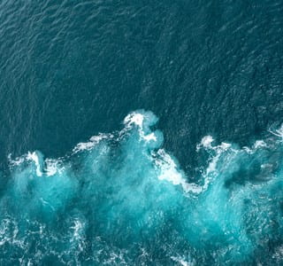 De oceaan speelt een grote rol in het milieu door het genereren van zuurstof.