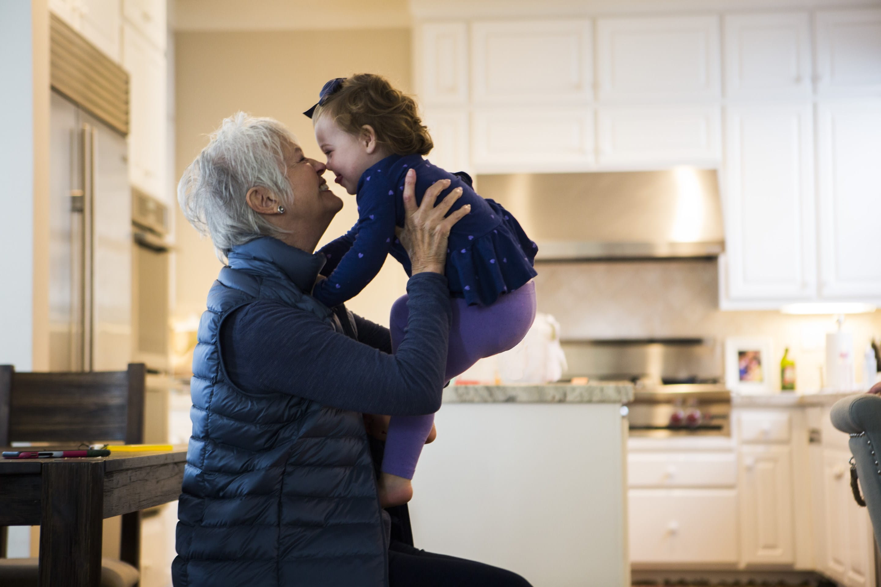 Een oudere vrouw speelt met haar kleindochter, die dankzij generation skipping kan profiteren van lagere successierechten.