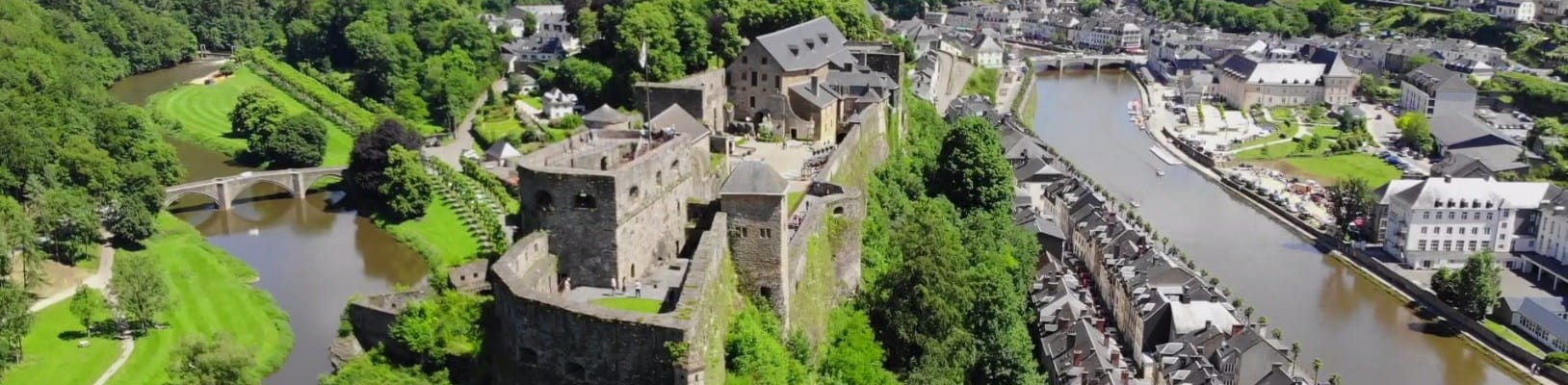 Vue du château de Bouillon en été