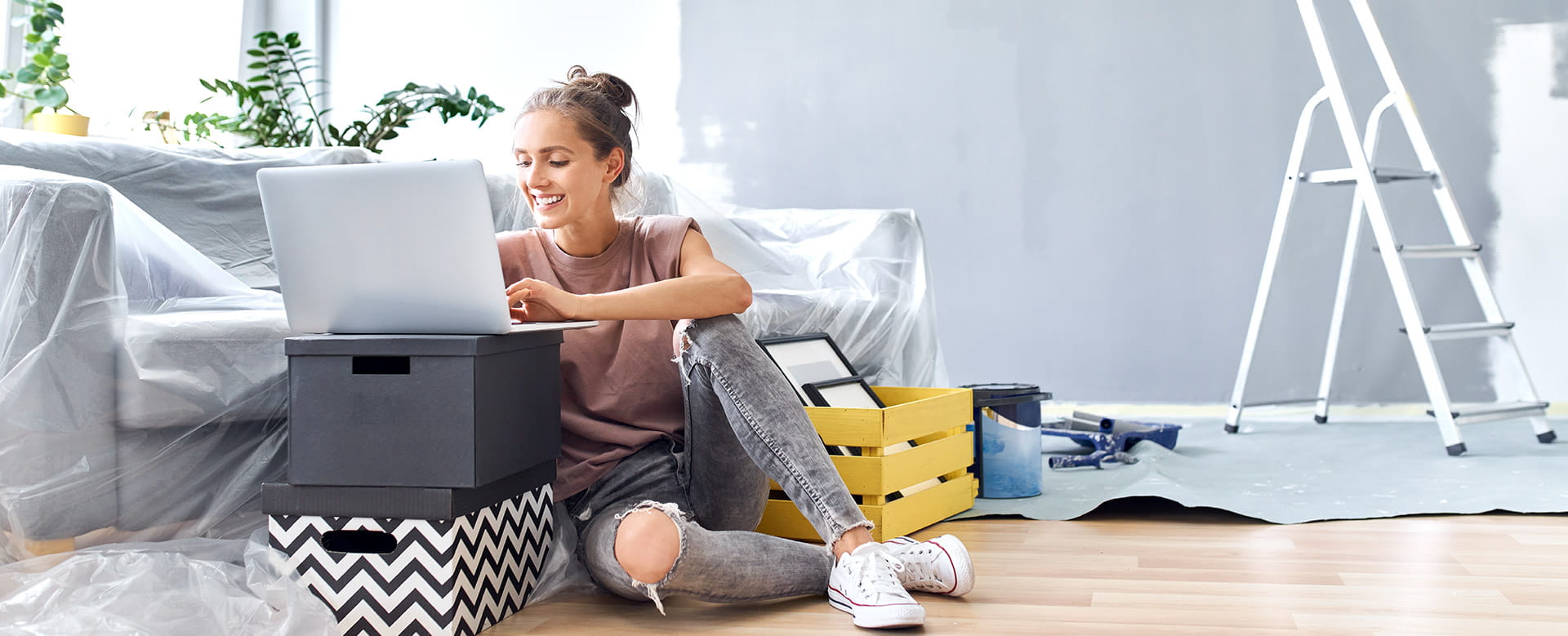 Een vrouw werkt met een gerust gemoed van thuis uit want ze is gedekt door de arbeidsongevallenverzekering. 