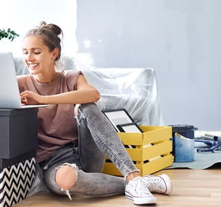 Een vrouw werkt met een gerust gemoed van thuis uit want ze is gedekt door de arbeidsongevallenverzekering.