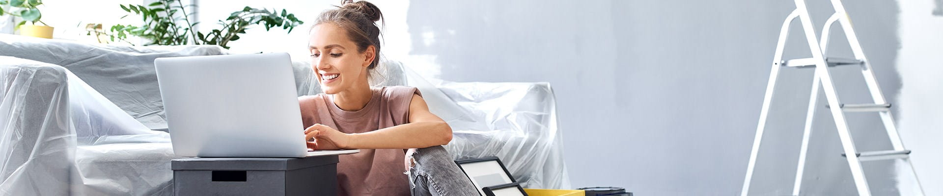 Een vrouw werkt met een gerust gemoed van thuis uit want ze is gedekt door de arbeidsongevallenverzekering.