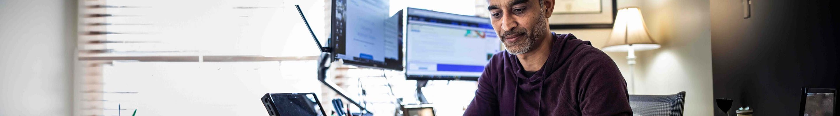 Homme qui utilise l’intelligence artificielle sur son ordinateur et téléphone