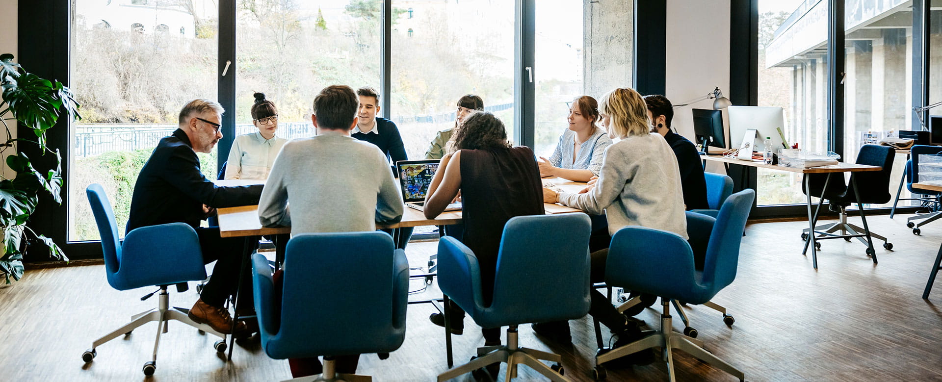Vergadering van het management van een bedrijf met vertegenwoordigers van het sociaal secretariaat. 