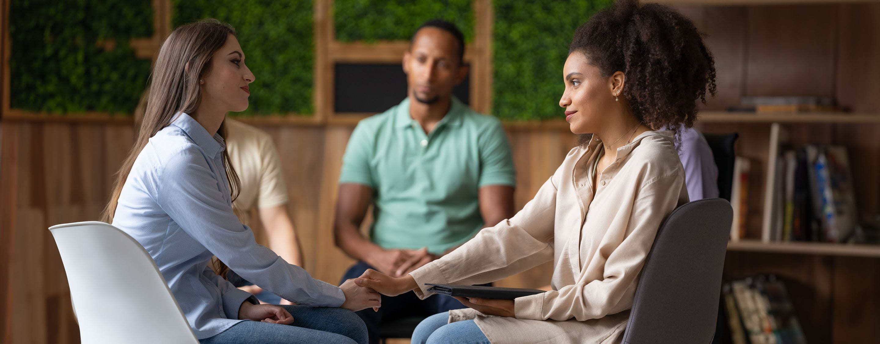 Vrouwen die spreken over een re-integratietraject bij een werkhervatting na langdurige ziekte.