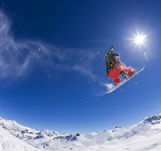 Enfant en classe de neige qui pourrait bien faire une chute