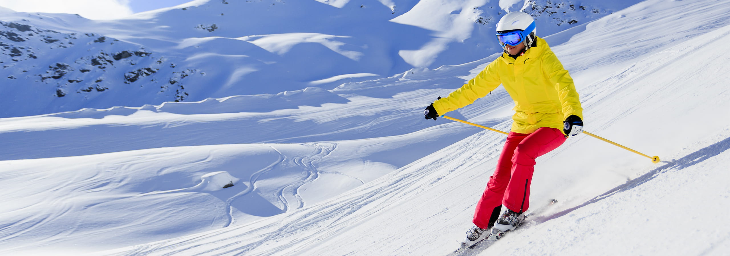 Kind met het juiste skimateriaal op een skipiste. 