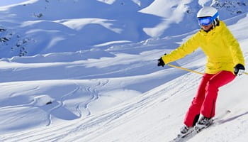 Kind met het juiste skimateriaal op een skipiste.