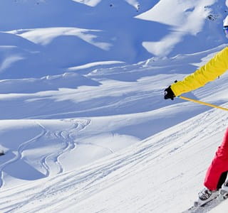 Enfant bien équipé en séjour au ski