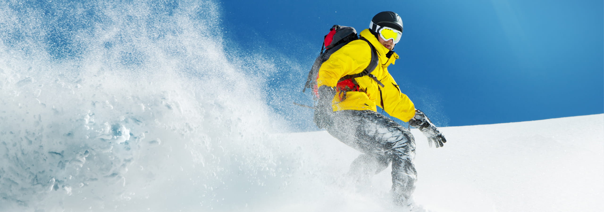 Skiër geniet van zijn skivakantie door de gepaste verzekeringen. 