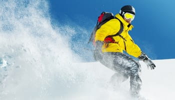 Skiër geniet van zijn skivakantie door de gepaste verzekeringen.