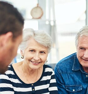 Couple âgé heureux qui profite de la vie