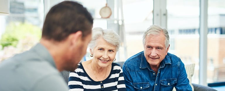 Couple âgé heureux qui profite de la vie