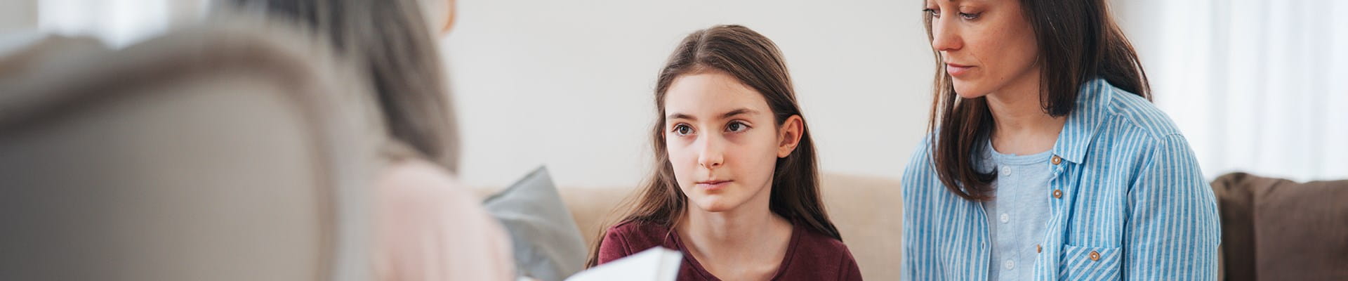 Enfant qui a été harcelée à l’école, qui reçoit de l’aide de la part de sa mère et d’une enseignante.