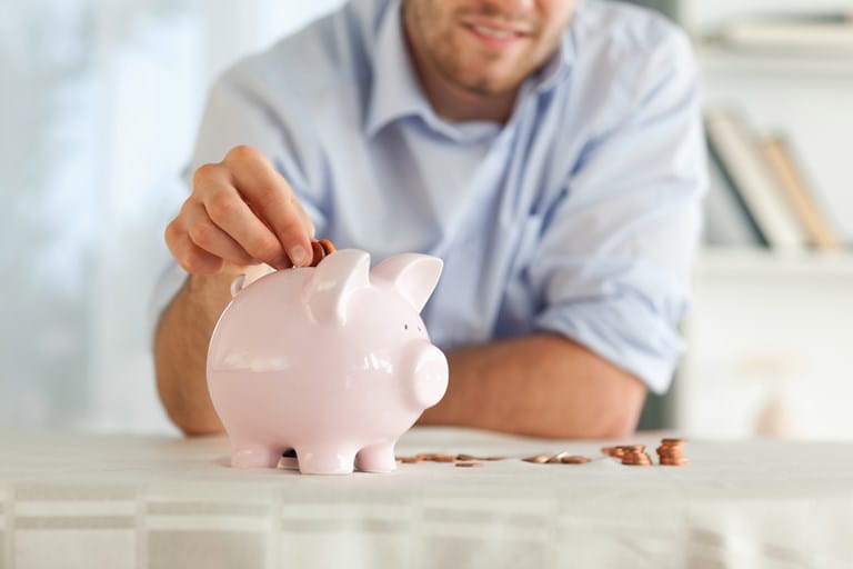 Persoon die geld bespaart door minder energie te verbruiken