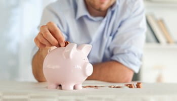 Personne qui économise de l’argent grâce à la réduction de consommation d’énergie