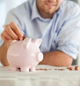 Personne qui économise de l’argent grâce à la réduction de consommation d’énergie