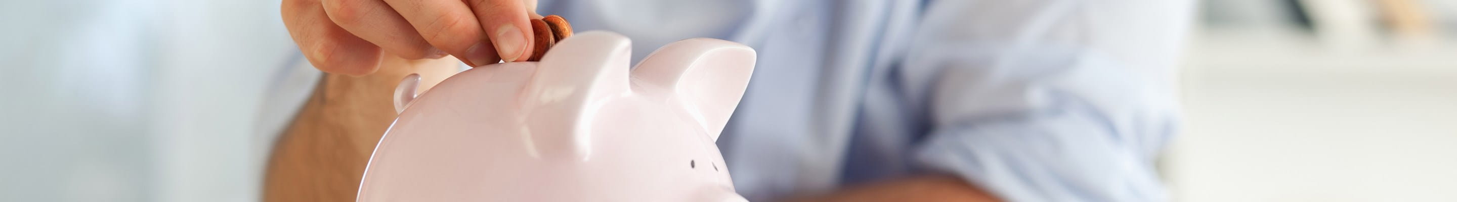 Personne qui économise de l’argent grâce à la réduction de consommation d’énergie