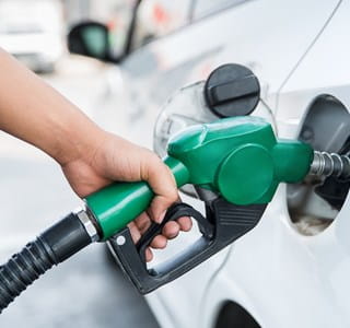 Bestuurder tankt de verkeerde brandstof: benzine in plaats van diesel.