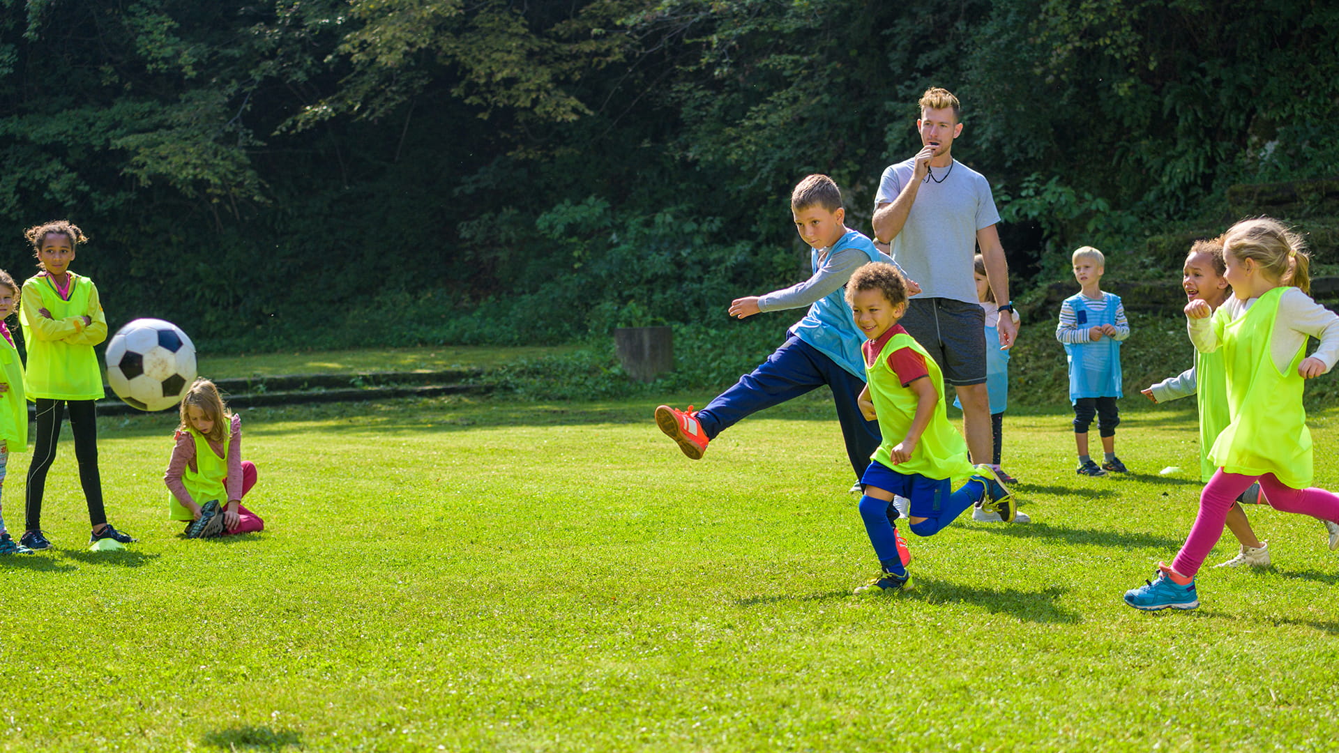 Pendant un tournoi, les jeunes enfants peuvent jouer au football en toute tranquillité grâce à l'assurance responsabilité civile organisateur.