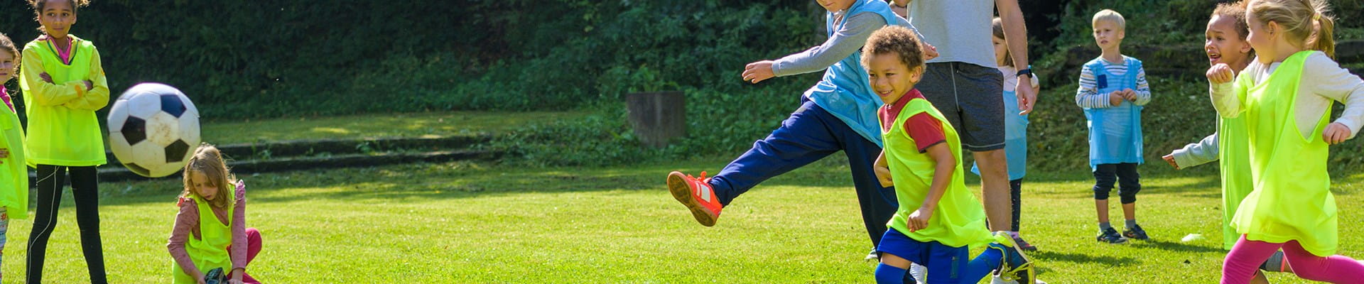 Tijdens een tornooi kunnen jonge kinderen in alle rust voetballen dankzij de burgerlijke aansprakelijkheidsverzekering voor organisatoren.