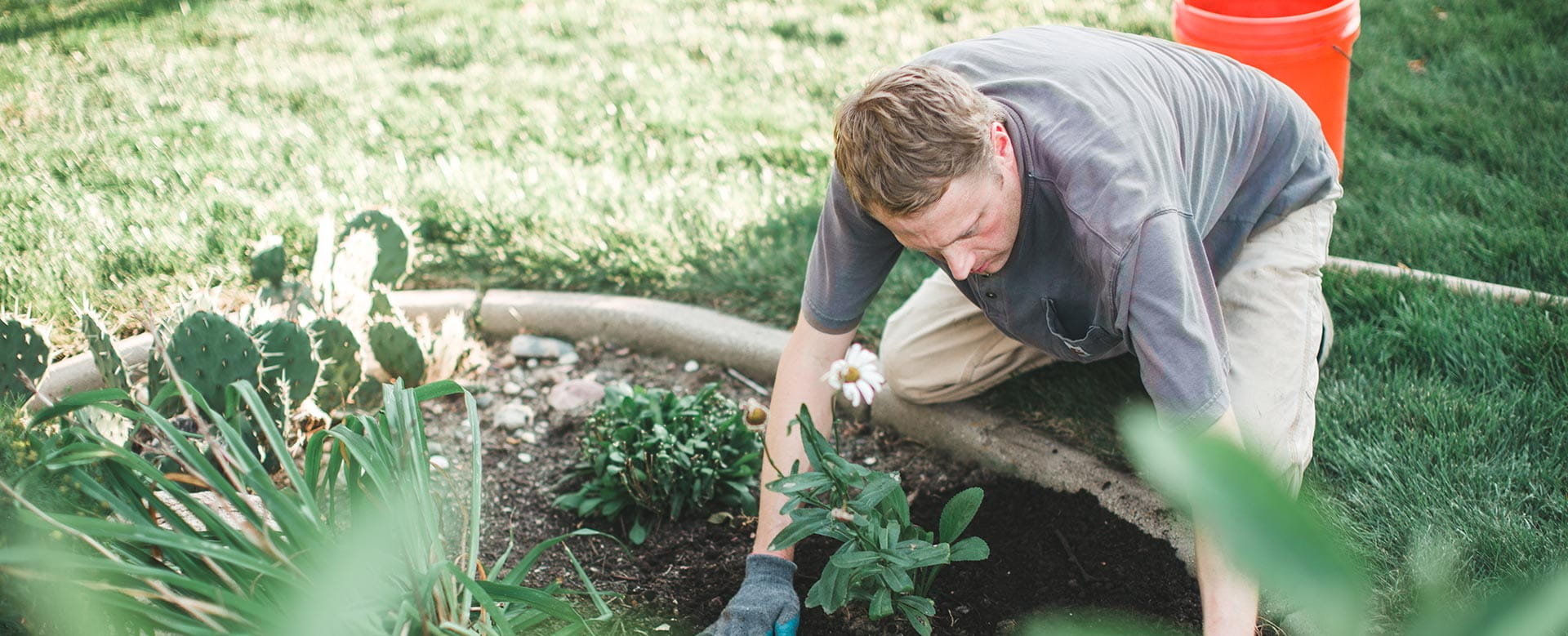 Man werkt met een gerust gemoed in zijn tuin: mocht er zich een ongeval voordoen, kan hij rekenen op zijn arbeidsongeschiktheidsverzekering.