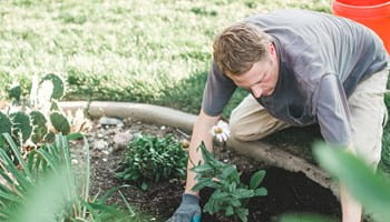 Man werkt met een gerust gemoed in zijn tuin: mocht er zich een ongeval voordoen, kan hij rekenen op zijn arbeidsongeschiktheidsverzekering.
