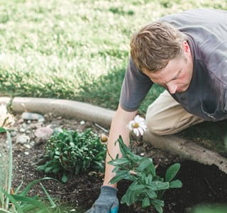 Man werkt met een gerust gemoed in zijn tuin: mocht er zich een ongeval voordoen, kan hij rekenen op zijn arbeidsongeschiktheidsverzekering.