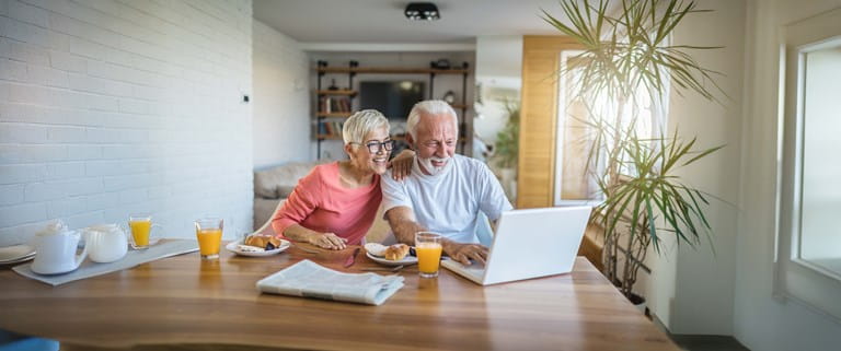 Couple de retraités se renseigne pour investir dans une assurance investissement.