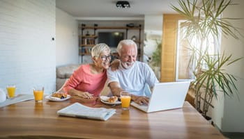 Een gepensioneerd echtpaar zoekt informatie op over beleggen in een beleggingsverzekering.