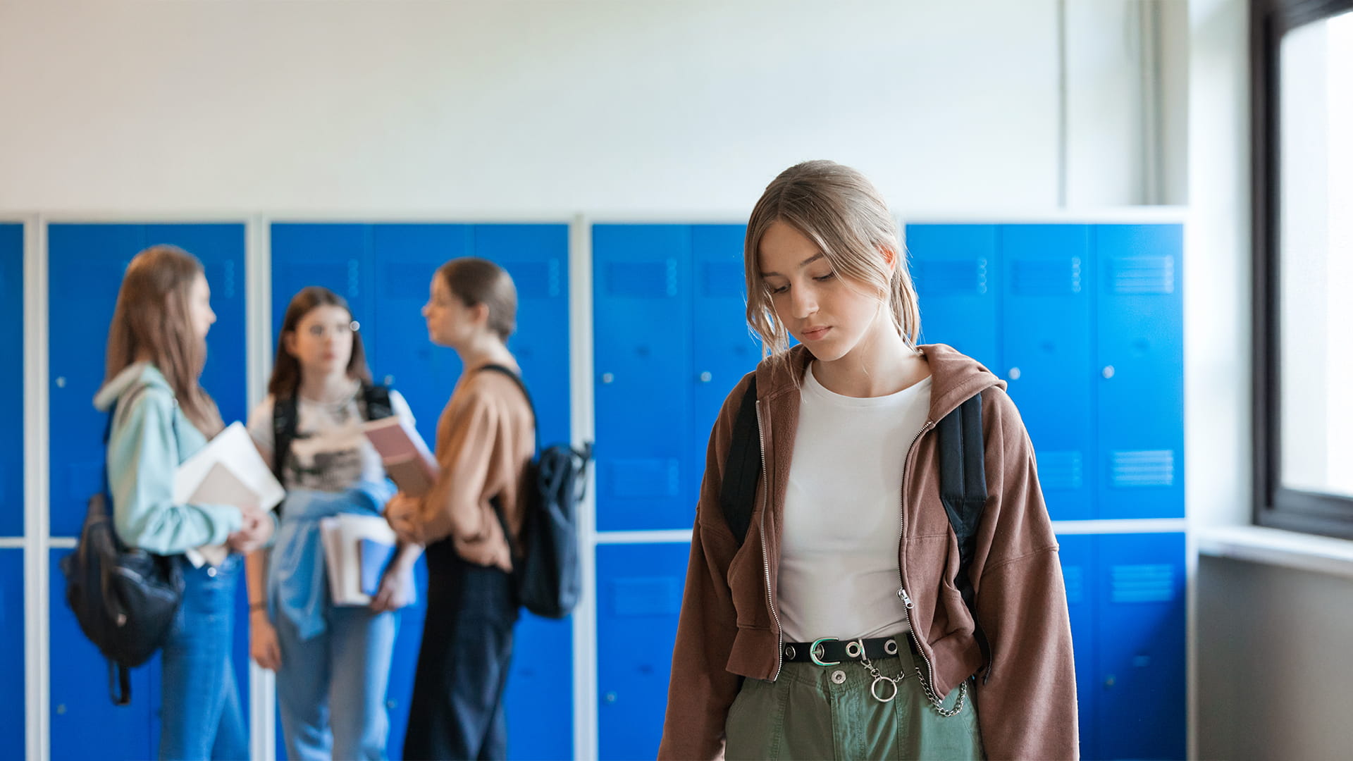 Jeune fille triste d’avoir été harcelée à l’école.