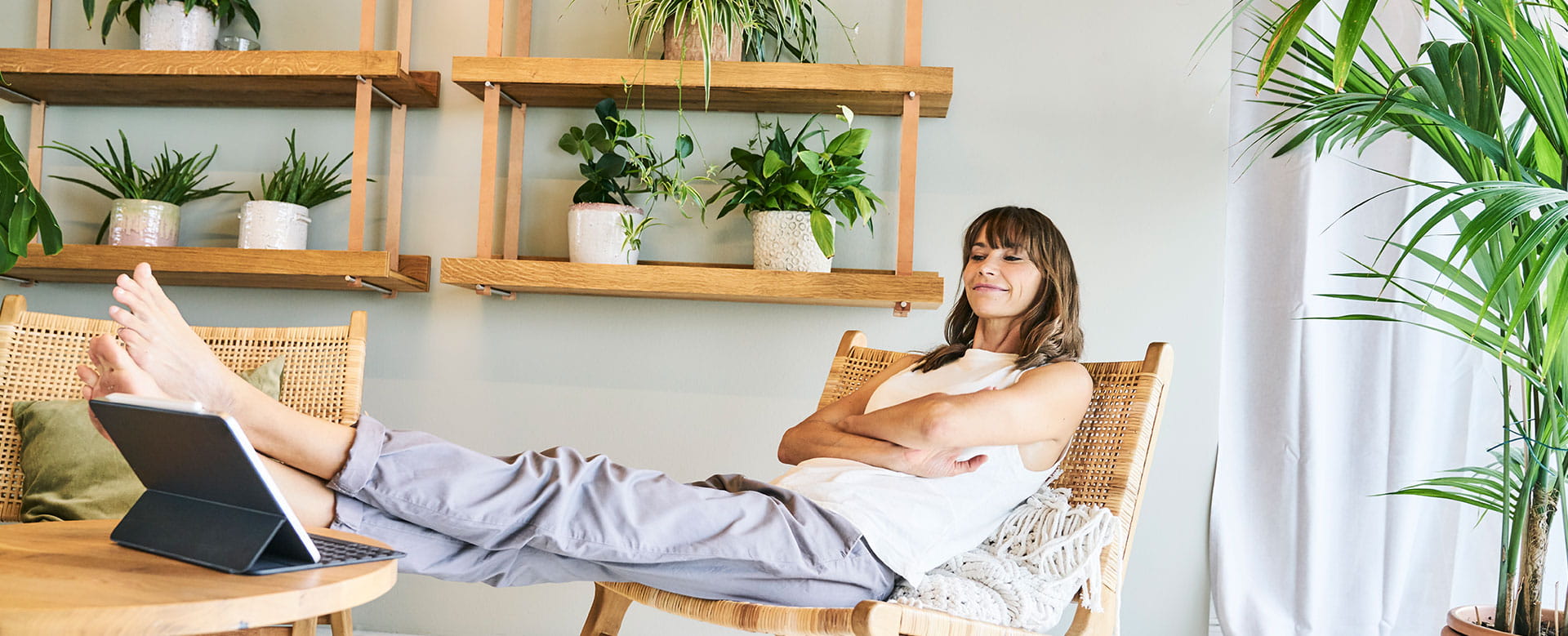 Femme confortablement installée dans sa maison, rassurée par son assurance habitation.  