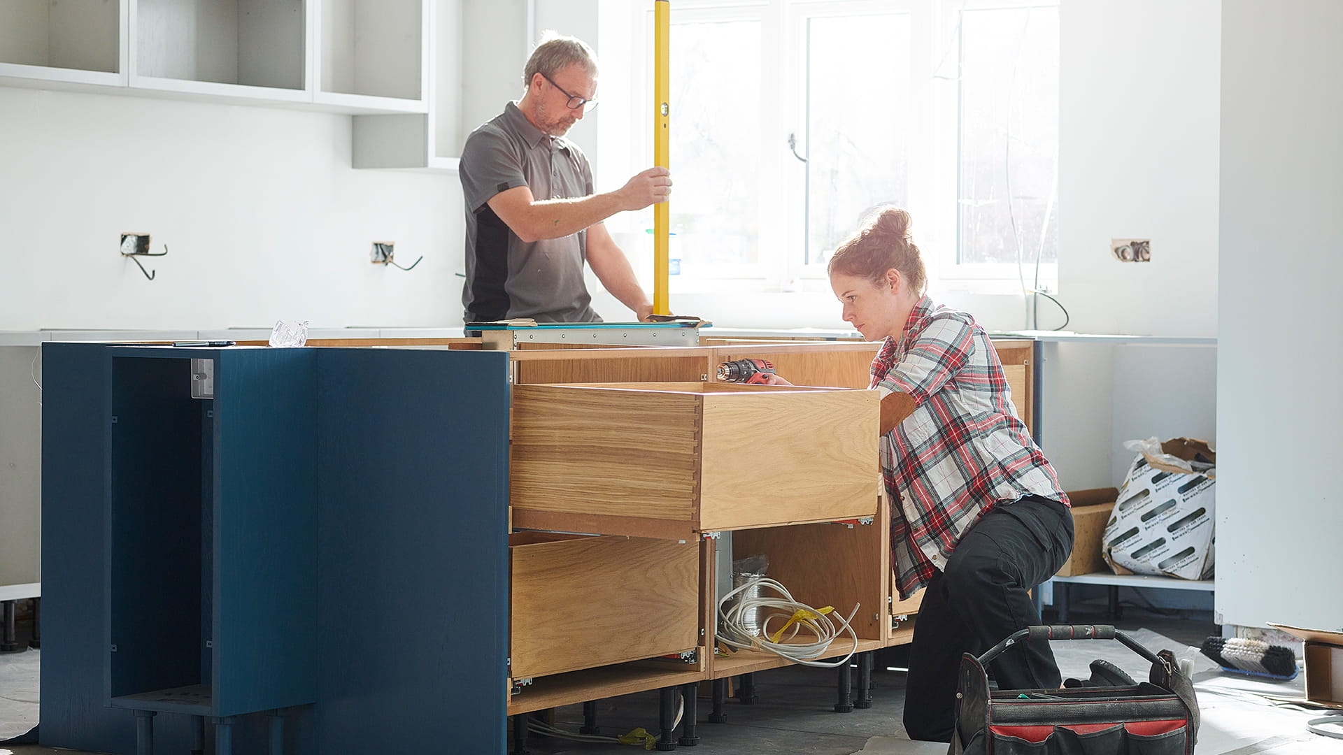 Koppel dat samen hun woning renoveert.