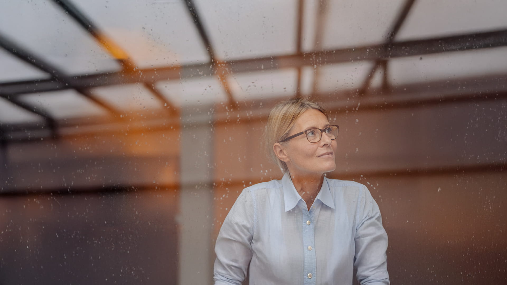 Vrouw die zich vragen stelt over de nieuwe meerwaardebelasting van 2026.