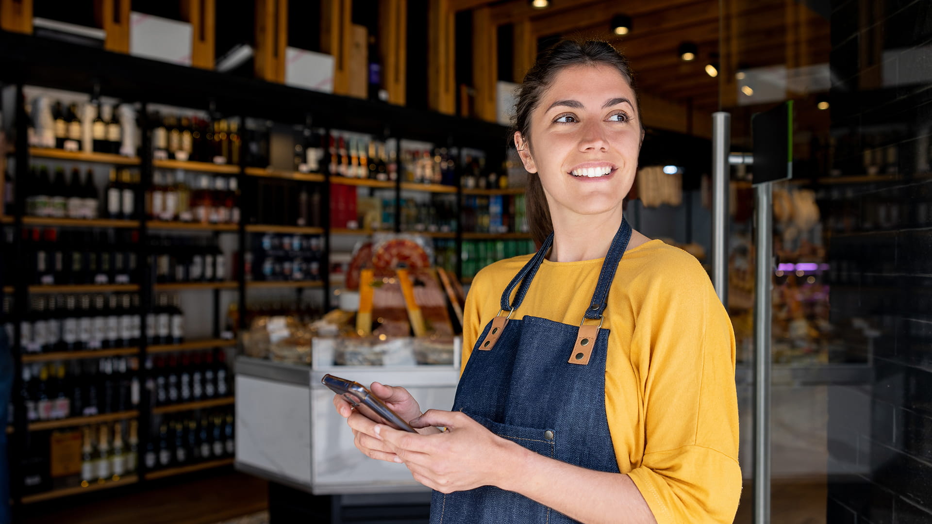 La gérante est heureuse que la panne de courant dans son magasin soit résolue.