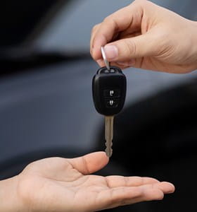 Les clés de voiture sont - prêtées à des amis ou à la famille.