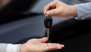 Autosleutels worden afgegeven om uit te lenen aan een occasionele bestuurder.
