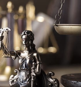 Een verzekering rechtsbijstand kan de gemeente financieel ondersteunen in een gerechtelijke procedure.