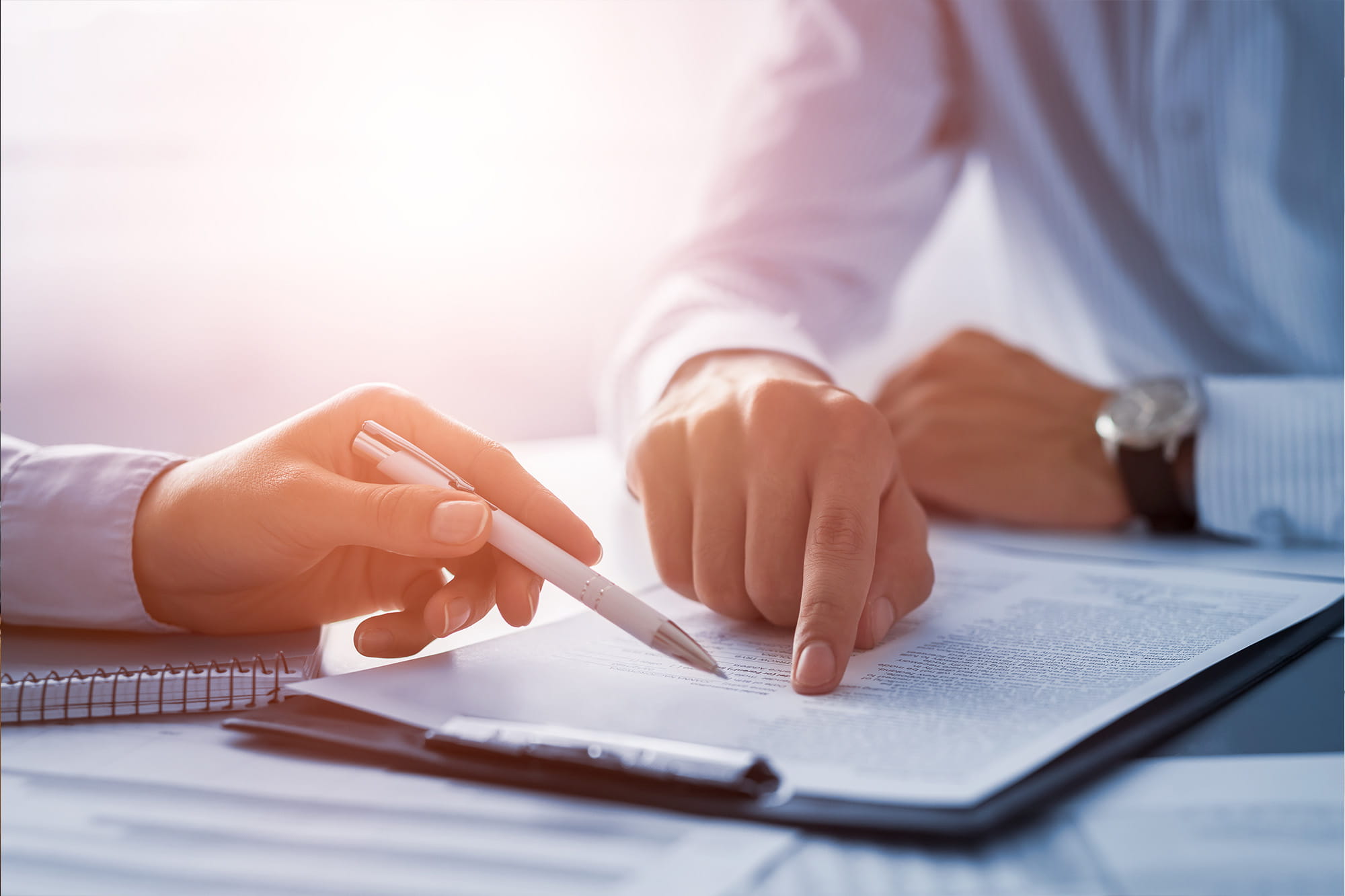 Twee personen bespreken hoe ze een verzekeringscontract kunnen opzeggen