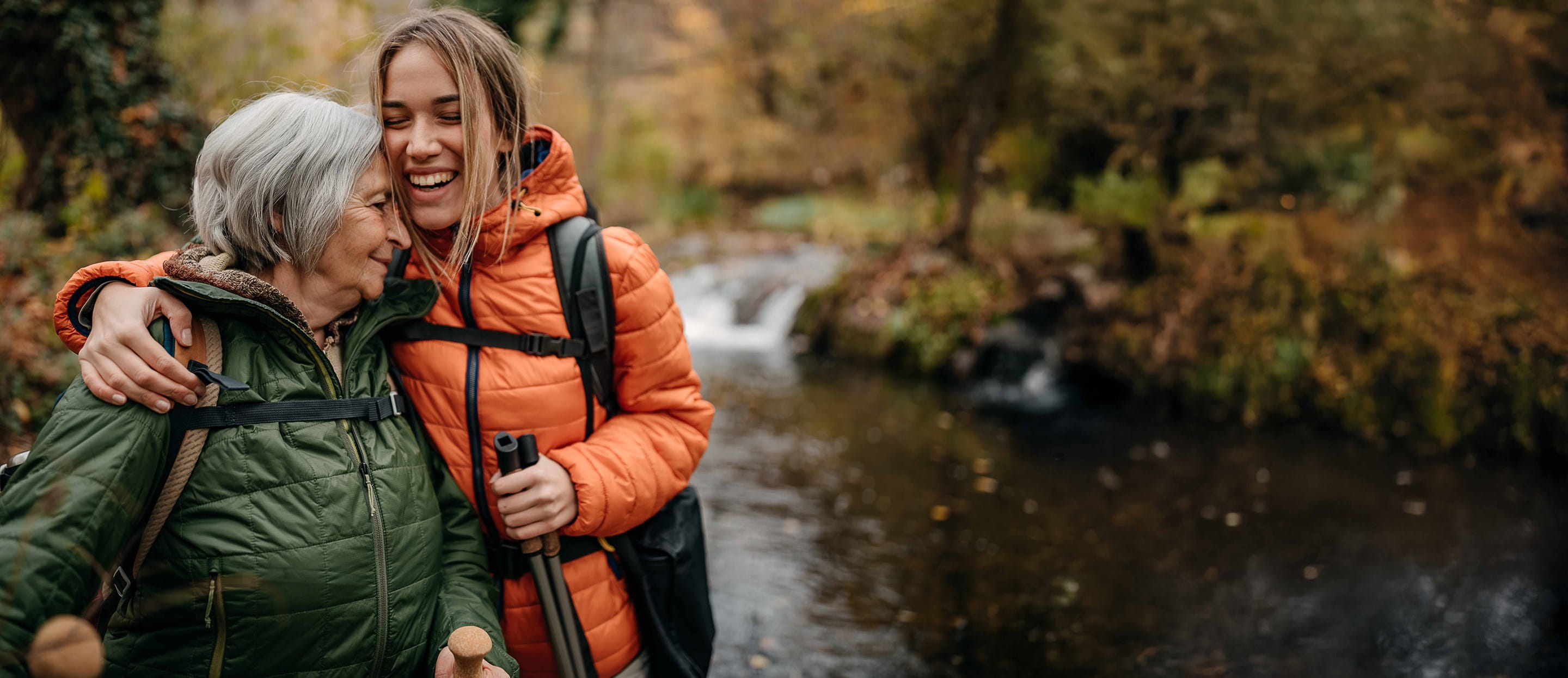 Een oudere vrouw gaat wandelen met haar meerderjarige kleindochter aan wie ze een schenking via een levensverzekering met een bankgift doet .
